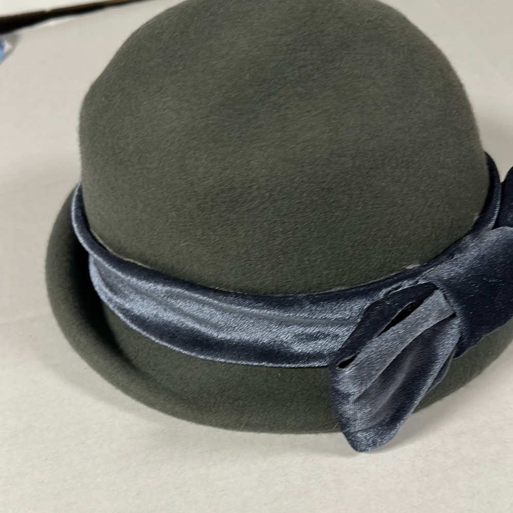 Elegant Gray 100% Wool felt Hat with Satin Bow.